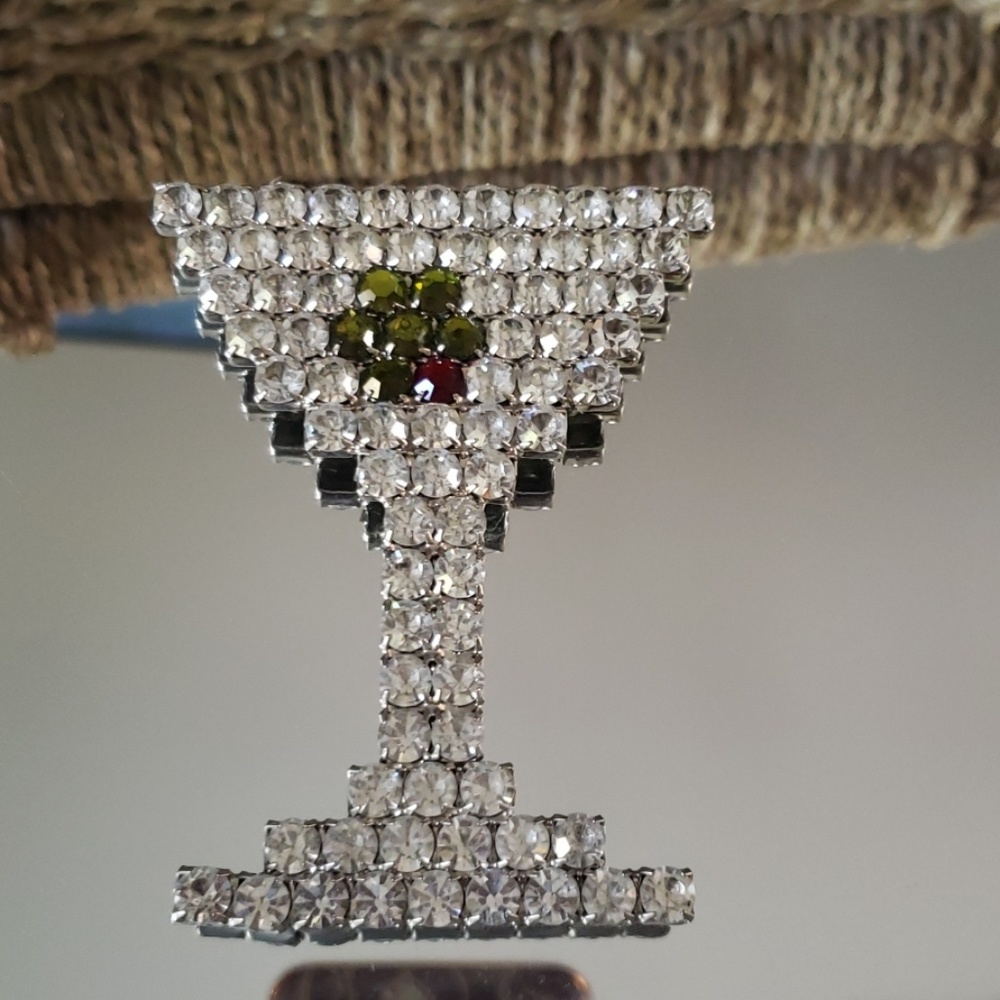 Vintage dorothy bauer martini broach Beautiful ❣
